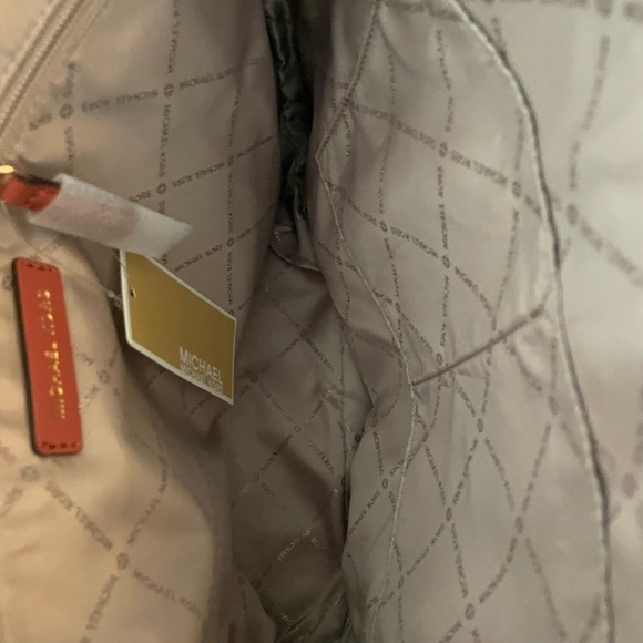 SOLD-MICHAEL Michael Kors Jet Set Charm - Picture 9 of 15